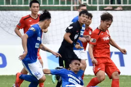 Một pha tranh chấp của cầu thủ hai đội. (Ảnh: Dư Toán/TTXVN)