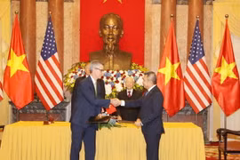 Lễ ký thỏa thuận hợp tác chiến lược trong lĩnh vực công nghệ thông tin hàng không giữa Việt Nam-Hoa Kỳ. (Ảnh: Trí Dũng/TTXVN)