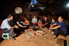 Chính quyền xã Lóng Sập, huyện Mộc Châu tuyên truyền về chính sách pháp luật Việt Nam cho các công dân Lào mới được nhập quốc tịch. (Ảnh: Hữu Quyết/TTXVN)