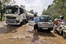 Mưa lớn khiến Đại lộ Thăng Long ngập trong biển nước. (Nguồn: TTXVN)