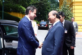 Thủ tướng Nguyễn Xuân Phúc đón Thủ tướng Cộng hòa Italy Giuseppe Conte. (Ảnh: Thống Nhất/TTXVN)