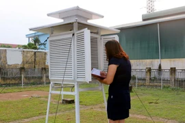 Lấy số liệu quan trắc về sức gió. (Ảnh minh họa: Đại Nghĩa/TTXVN)