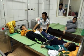 Các cháu học sinh đang được chăm sóc, theo dõi tại Bệnh viện Đa khoa tỉnh Hải Dương. (Ảnh: Mạnh Tú/TTXVN)