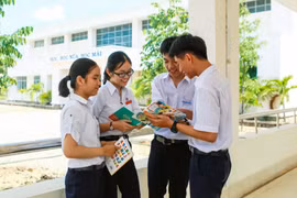 Em Nguyễn Phương Thùy (ngoài cùng, bên trái) cùng nhóm bạn vừa giành giải cao tại cuộc thi Olympic Toán học sinh-sinh viên toàn quốc lần thứ 27. (Ảnh: Phạm Ly Kha/TTXVN)