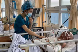 Bệnh nhân Trương Thanh Hòa đang được điều trị tại Bệnh viện đa khoa khu vực Long Khánh. (Ảnh: Lê Xuân/TTXVN)