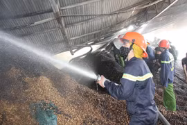 Lực lượng chức năng tiến hành chữa cháy. (Nguồn: TTXVN)