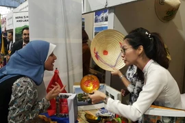 Gian trưng bày của Đại sứ quán Việt Nam thu hút sự chú ý của khách tham quan quốc tế. (Ảnh: Trương Anh Tuấn/Vietnam+)