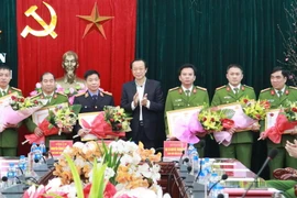 Chủ tịch Ủy ban Nhân dân tỉnh Lạng Sơn Phạm Ngọc Thưởng trao tặng bằng khen cho tập thể các lực lượng tham gia phá án. (Ảnh: Thái Thuần/TTXVN)