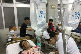 Nạn nhân trong vụ tai nạn thảm khốc ở Long An được cấp cứu tại Bệnh viện Chợ Rẫy Thành phố Hồ Chí Minh. (Ảnh: Đinh Hằng/TTXVN)