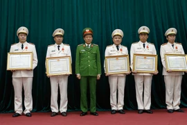 Thượng tướng Lê Quý Vương, Ủy viên Trung ương Đảng, Thứ trưởng Bộ Công an trao tặng Huân chương Chiến công hạng Nhì các cá nhân có thành tích xuất sắc. (Ảnh: Doãn Tấn/TTXVN)