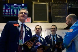 Giao dịch viên tại Sàn giao dịch chứng khoán New York, Mỹ, ngày 13/2. (Ảnh: AFP/TTXVN)