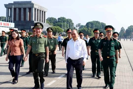 Thủ tướng Nguyễn Xuân Phúc trực tiếp kiểm tra kết quả công tác tu bổ định kỳ Lăng Chủ tịch Hồ Chí Minh. (Ảnh: Thống Nhất/TTXVN)