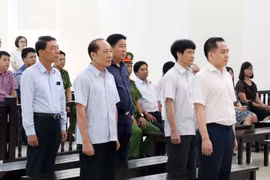Các bị cáo nghe Hội đồng xét xử tuyên án. (Ảnh: Văn Điệp/TTXVN)