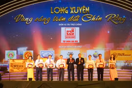 Tỉnh An Giang tặng Bằng khen cho các đơn vị đóng góp cho sự phát triển của thành phố Long Xuyên. (Ảnh: Thanh Sang/TTXVN)