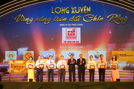 Tỉnh An Giang tặng Bằng khen cho các đơn vị đóng góp cho sự phát triển của thành phố Long Xuyên. (Ảnh: Thanh Sang/TTXVN)