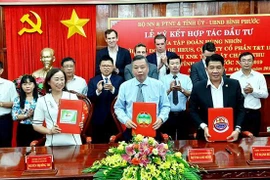 Ký kết dự án xây dựng khu trồng, tập kết, thu mua, bảo quản và đóng gói trái cây theo tiêu chuẩn xuất khẩu chất lượng cao Bình Phước với mức đầu tư khoảng 100 tỷ đồng. (Ảnh: Dương Chí Tưởng/TTXVN)
