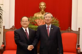 Ông Trần Quốc Vượng, Ủy viên Bộ Chính trị, Thường trực Ban Bí thư, tiếp ông Lộc Tâm Xã, Bí thư Đảng ủy, Chủ nhiệm Ủy ban Thường vụ Đại hội đại biểu nhân dân Khu tự trị dân tộc Choang Quảng Tây, Trung Quốc. (Ảnh: Phương Hoa/TTXVN)