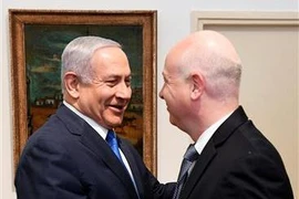 Thủ tướng Israel Benjamin Netanyahu (trái) và đặc phái viên về Trung Đông của Tổng thống Mỹ Jason Greenblatt (phải) tại cuộc gặp ở Jerusalem ngày 30/5. (Ảnh: AFP/TTXVN)