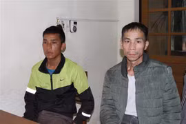 Đối tượng Sùng A Sinh và Quàng Văn Mứn tại cơ quan điều tra. (Ảnh: TTXVN)