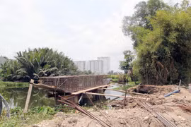 Cầu Rạch Lùng, đoạn từ đường Phạm Văn Đồng đến nút giao thông Gò Dưa - Quốc lộ 1 vẫn còn dang dở. (Ảnh: Tiến Lực/TTXVN)