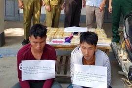 Đối tượng và tang vật tại cơ quan điều tra. (Ảnh: TTXVN)