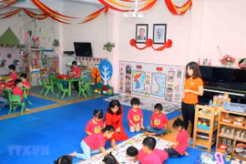 Cô giáo và các trẻ tại lớp học mang tên Kim Nhật Thành tham gia vẽ bức tranh về chủ đề Tình hữu nghị giữa hai nước Việt Nam-Triều Tiên. (Ảnh: Thanh Tùng/TTXVN)