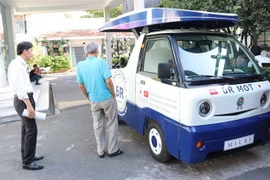 Xe vận chuyển rác 6R-MOT được thiết kế chạy bằng năng lượng Mặt Trời và năng lượng tái tạo từ rác hữu cơ. (Ảnh: Tiến Lực/TTXVN)