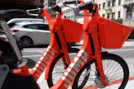 Uber triển khai cho thuê 500 xe đạp điện Jump và 500 xe điện scooter tại Paris. (Nguồn: AFP)