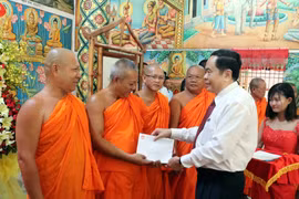 Chủ tịch Ủy ban Trung ương Mặt trận Tổ quốc Việt Nam Trần Thanh Mẫn chúc Tết, tặng quà cho các chức sắc Hội đoàn kết sư sãi yêu nước tỉnh Sóc Trăng. (Ảnh: Trung Hiếu/TTXVN)