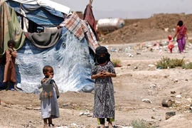 Trẻ em Yemen sơ tán tại một lán trại ở vùng ngoại ô thủ đô Sanaa. (Nguồn: AFP/TTXVN)