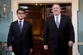 Ngoại trưởng Mỹ Mike Pompeo (phải) trong cuộc gặp người đồng nhiệm Taro Kono tại Washington DC., ngày 19/4/2019. (Ảnh: AFP/TTXVN)