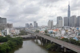 Đoàn tàu đầu tiên của tuyến Metro số 1 (Bến Thành-Suối Tiên) chạy thử nghiệm trên toàn tuyến - đoạn gần Nhà ga ngầm Ba Son, Thành phố Hồ Chí Minh. (Ảnh: Thanh Vũ/TTXVN)