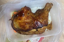 Việc gọi đồ ăn trực tuyến đã trở thành một nhu cầu không thể thiếu.. (Ảnh: Vietnam+)