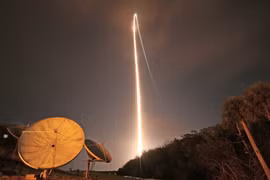 Tên lửa Vulcan Centau mang theo tàu đổ bộ Mặt Trăng Peregrine rời bệ phóng tại Trạm Vũ trụ ở mũi Canaveral, bang Florida, Mỹ ngày 8/1/2024. (Ảnh: AFP/TTXVN)