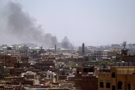Khói bốc lên sau vụ không kích của liên quân nhằm vào căn cứ quân sự của lực lượng Houthi ở thủ đô Sanaa, Yemen. (Ảnh: AFP/TTXVN)