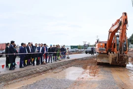 Thủ tướng Phạm Minh Chính kiểm tra dự án trọng điểm của tỉnh Hải Dương. (Ảnh: Dương Giang/TTXVN)