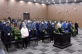 Các bị cáo nghe toà tuyên án. (Ảnh: Phạm Kiên/TTXVN)