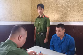 Đối tượng Trần Quốc Vịnh tại Cơ quan Công an. (Ảnh: TTXVN phát)