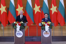Chủ tịch Quốc hội Vương Đình Huệ và Chủ tịch Quốc hội Bulgaria Rossen Dimitrov Jeliazkov chủ trì buổi họp báo thông báo kết quả hội đàm. (Ảnh: Nhan Sáng/TTXVN)