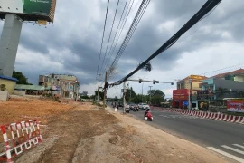 Hệ thống mạng lưới điện cũ nằm trong diện di dời để mở rộng Quốc lộ 13 đoạn qua tỉnh Bình Dương bị vướng kinh phí di dời, làm chậm tiến độ triển khai xây dựng. (Ảnh: TTXVN phát)