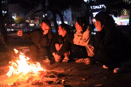 Người dân đốt lửa sưởi ấm.. (Ảnh: Hoàng Hiếu/TTXVN)