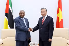 Bộ trưởng Bộ Công an Tô Lâm tiếp Đại sứ Mozambique tại Việt Nam Leonardo Rosario Manuel Pene. (Ảnh: Phạm Kiên/TTXVN)