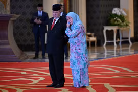 Tiểu vương Sultan Ibrahim Sultan Iskandar (trái) của bang Johor sau khi được bầu chọn làm Quốc vương tiếp theo của Malaysia tại Kuala Lumpur ngày 27/10/2023. (Ảnh: AFP/TTXVN)