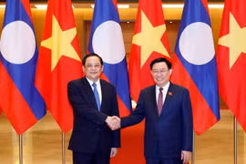 Chủ tịch Quốc hội Vương Đình Huệ đón Thủ tướng Lào Sonexay Siphandone. (Ảnh: Nhan Sáng-TTXVN)