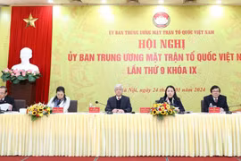 Bí thư Trung ương Đảng, Chủ tịch Ủy ban Trung ương Mặt trận Tổ quốc Việt Nam Đỗ Văn Chiến và các thành viên trong đoàn Chủ tịch điều hành hội nghị. (Ảnh: Minh Đức/TTXVN)