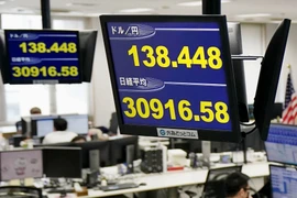 Màn hình điện tử hiển thị chỉ số chứng khoán Nikkei (dưới) tại Tokyo, Nhật Bản ngày 19/5/2023. (Ảnh: Kyodo/TTXVN)