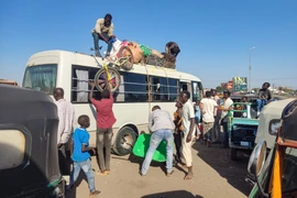 Người dân rời bỏ nhà cửa do xung đột tại Wad Madani, Sudan, ngày 17/12/2023. (Ảnh: AFP/TTXVN)