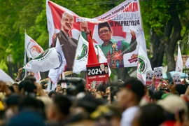 Những người ủng hộ cặp ứng viên tranh cử tổng thống và phó tổng thống Indonesia Ganjar Pranowo và Mahfud MD tập trung trước Ủy ban tổng tuyển cử ở Jakarta, ngày 19/10/2023. (Ảnh: AFP/TTXVN)