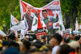 Những người ủng hộ cặp ứng viên tranh cử tổng thống và phó tổng thống Indonesia Ganjar Pranowo và Mahfud MD tập trung trước Ủy ban tổng tuyển cử ở Jakarta, ngày 19/10/2023. (Ảnh: AFP/TTXVN)