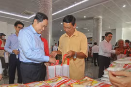 Phó Chủ tịch Thường trực Quốc hội Trần Thanh Mẫn tặng quà Tết cho người dân. (Ảnh: Duy Khương/TTXVN)